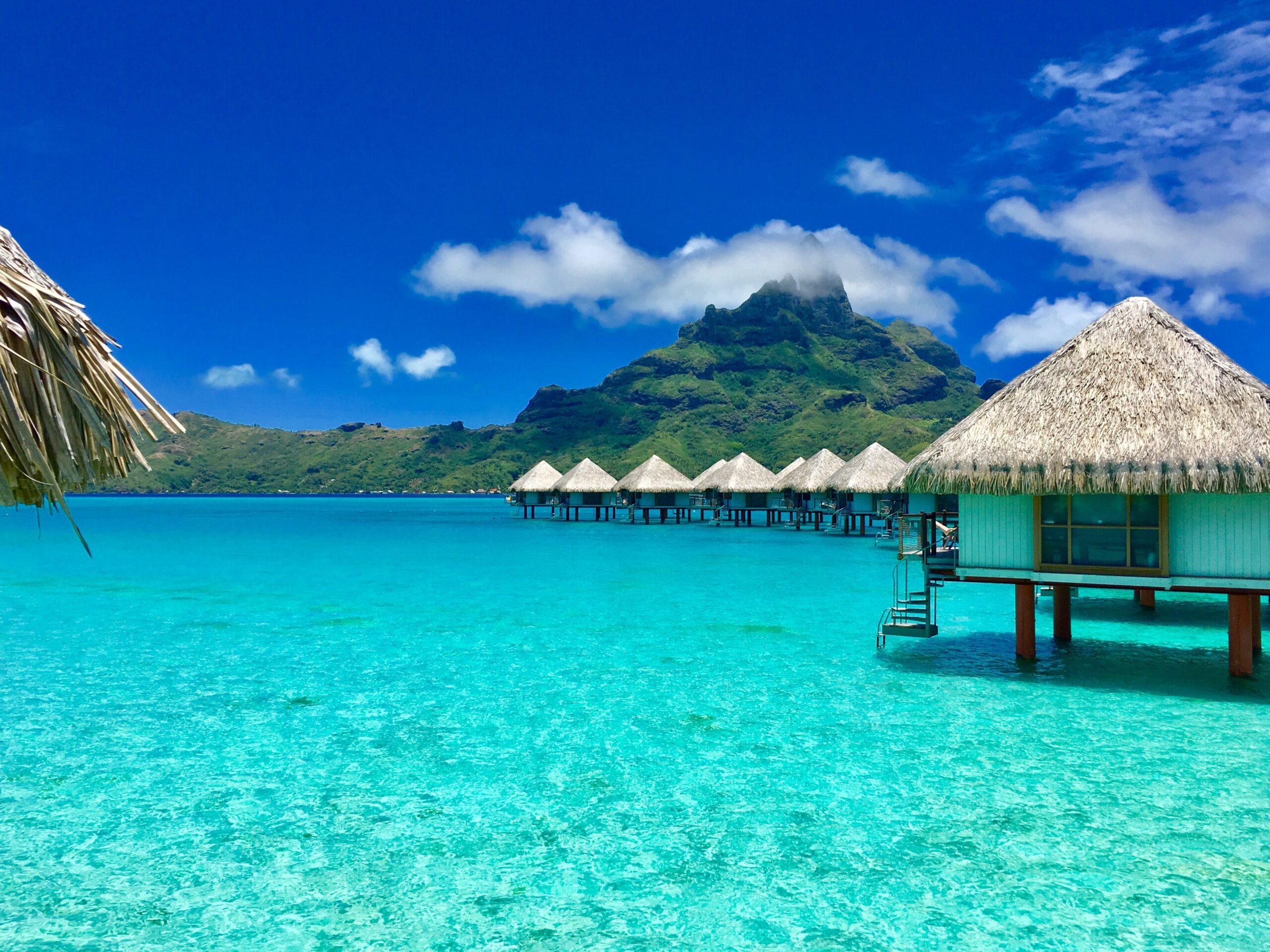 Overwater Bungalows I En Lyxig Resort Med Utsikt Over Otemanu Bora Bora Tahiti Franska Polynesien 638658136 Scaled 